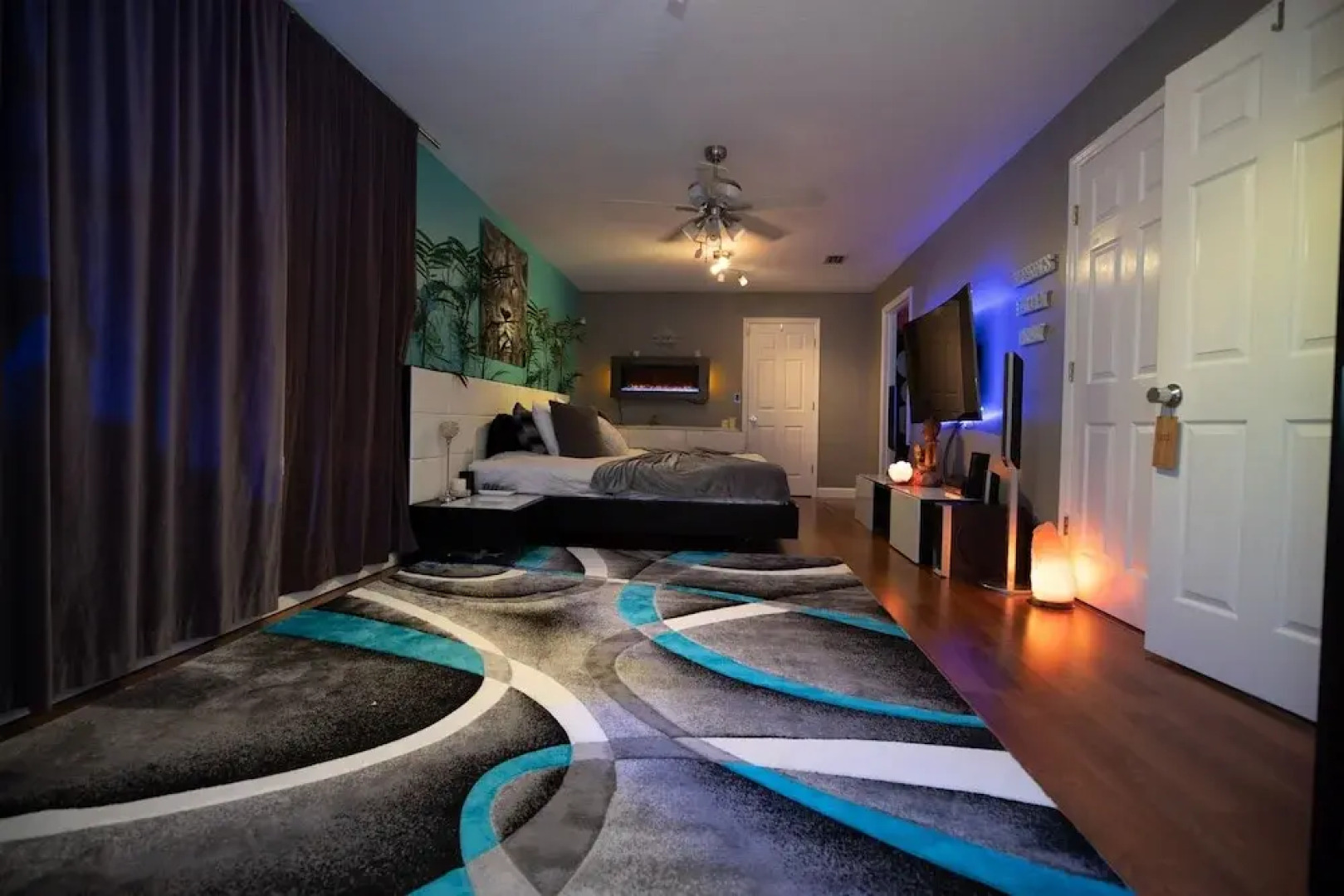 Urban Oasis W/hot Tub, Heated Pool And Private Movie Theater 2 Bedroom Home by RedAwning