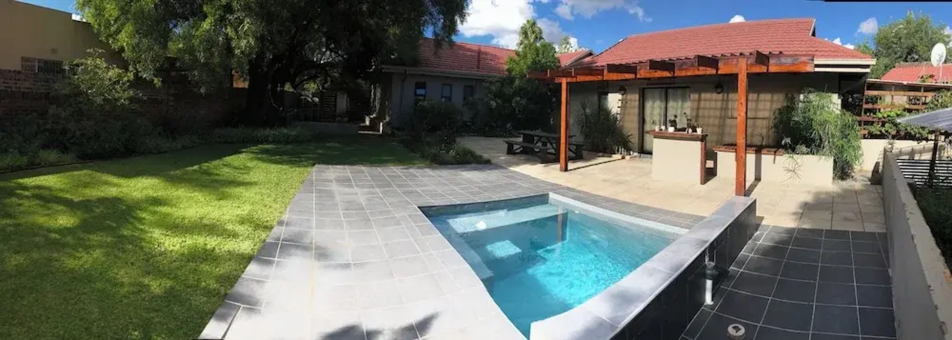 28 La Rochelle Bed & Breakfast