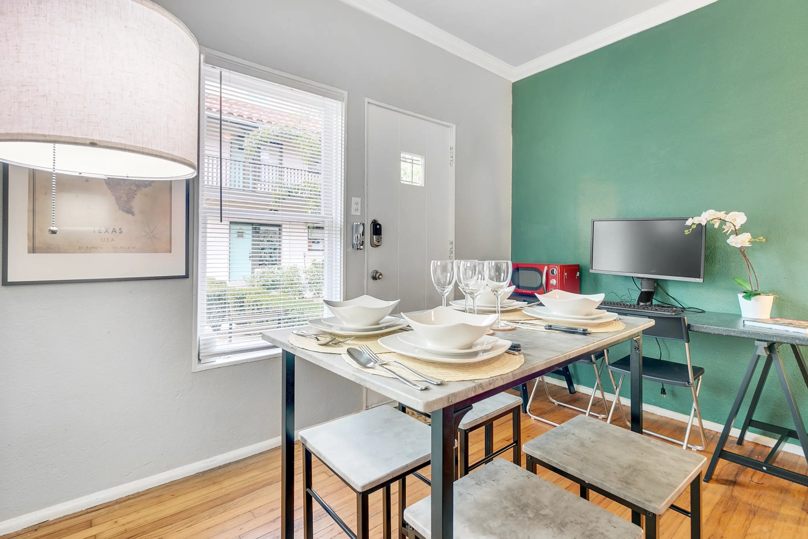 Studio Apt For A Long Term Stay With Parking Included!