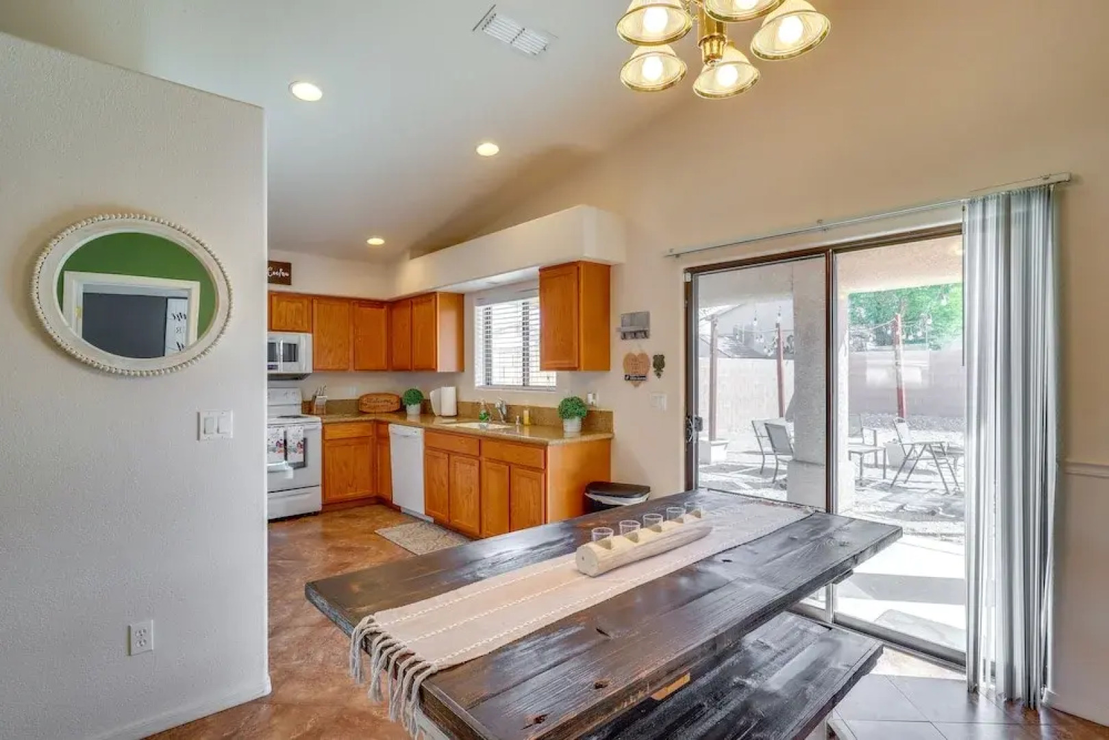 Inviting Bullhead City Gem: 3 Mi to Colorado River