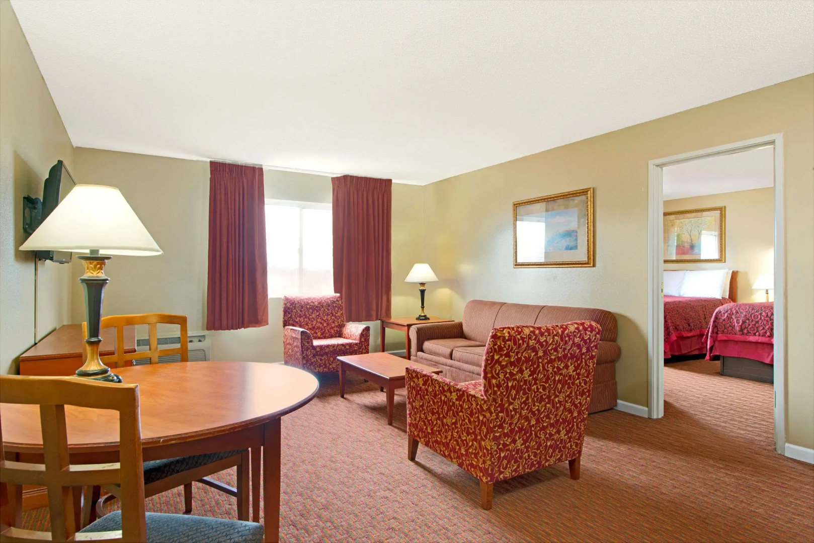 Days Inn and Suites by Wyndham St. Louis/Westport Plaza