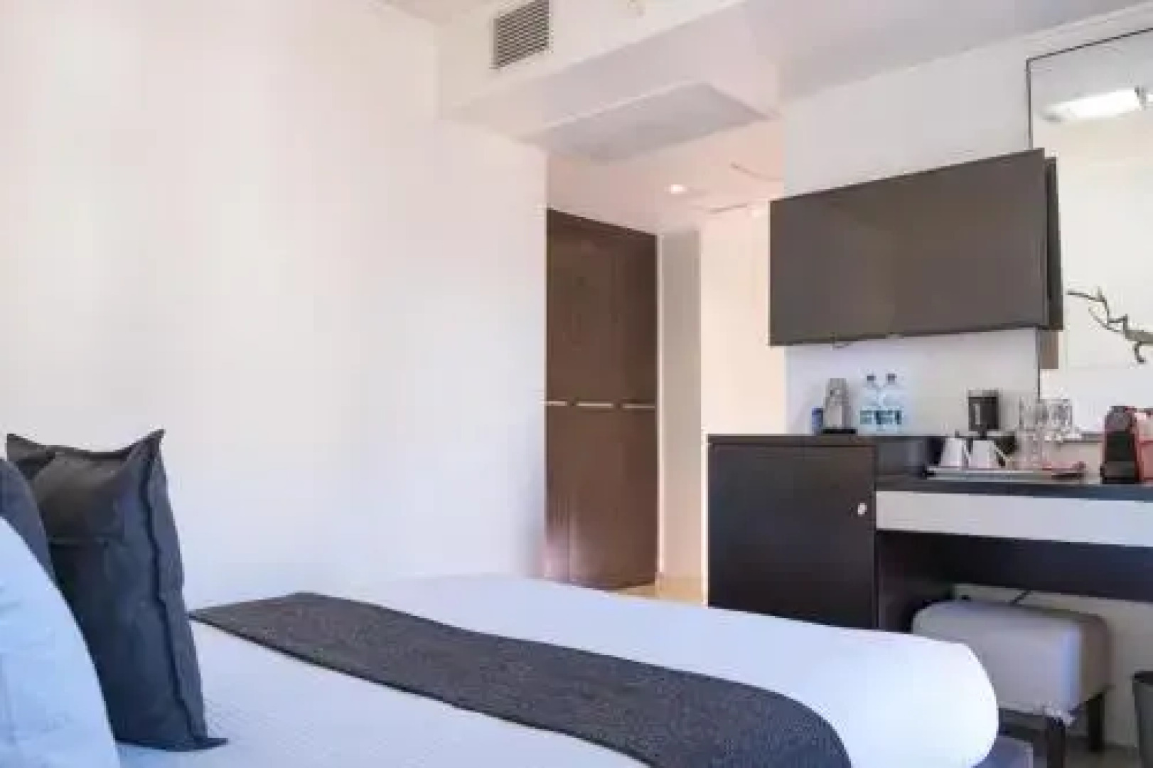 Room 122 @ The Nicol Hotel