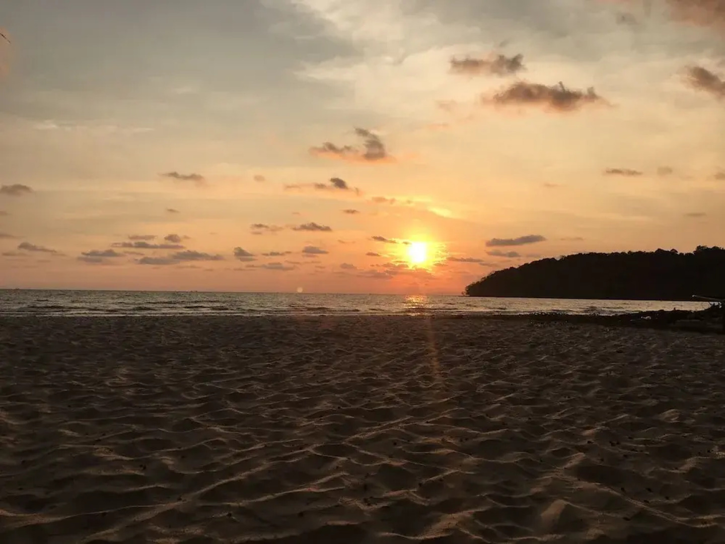 Hula Hula Beach Bungalows & Restaurant