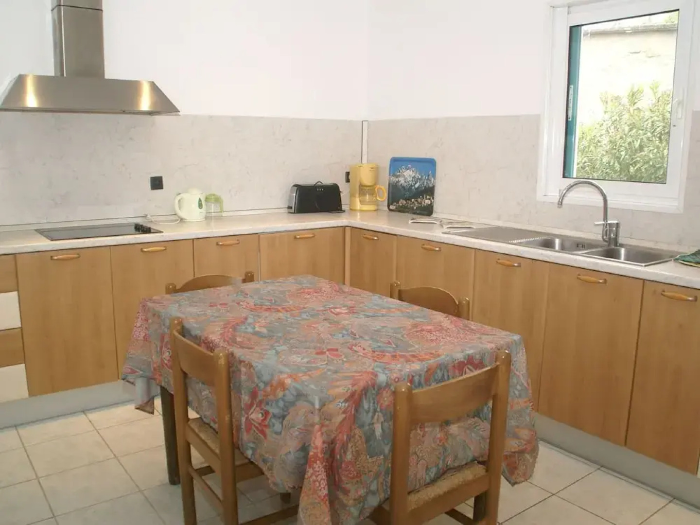 Spacious house, 100m from the beach, swimming pool.