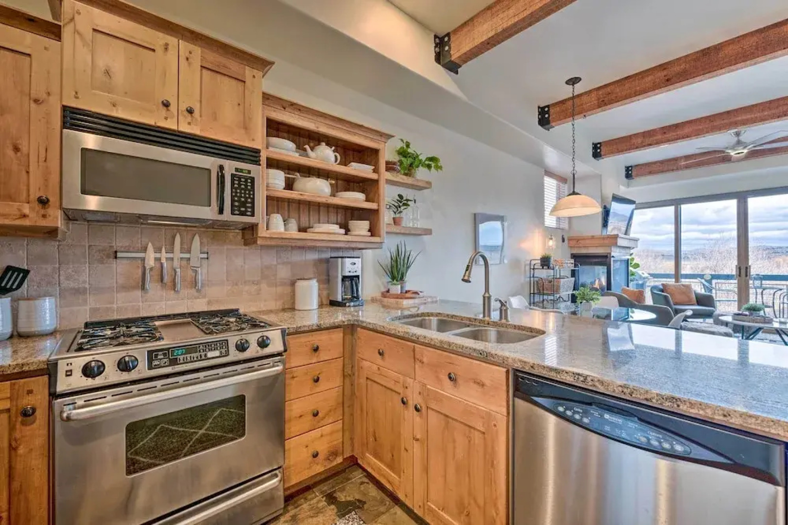 Walkable Park Mountain Getaway: Hot Tub & Views!