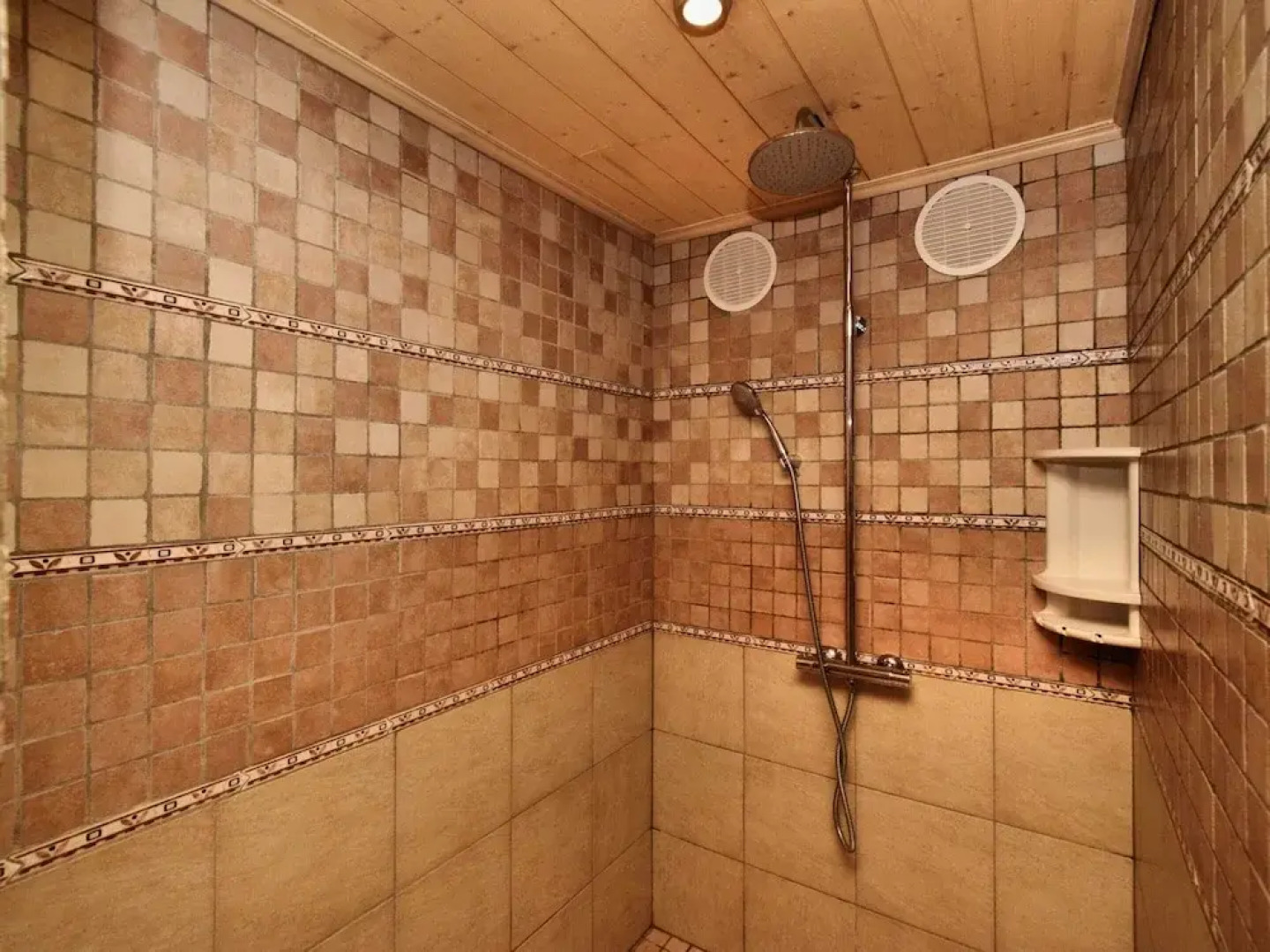 Luxurious Holiday Home with Hot Tub & Sauna in Houffalize