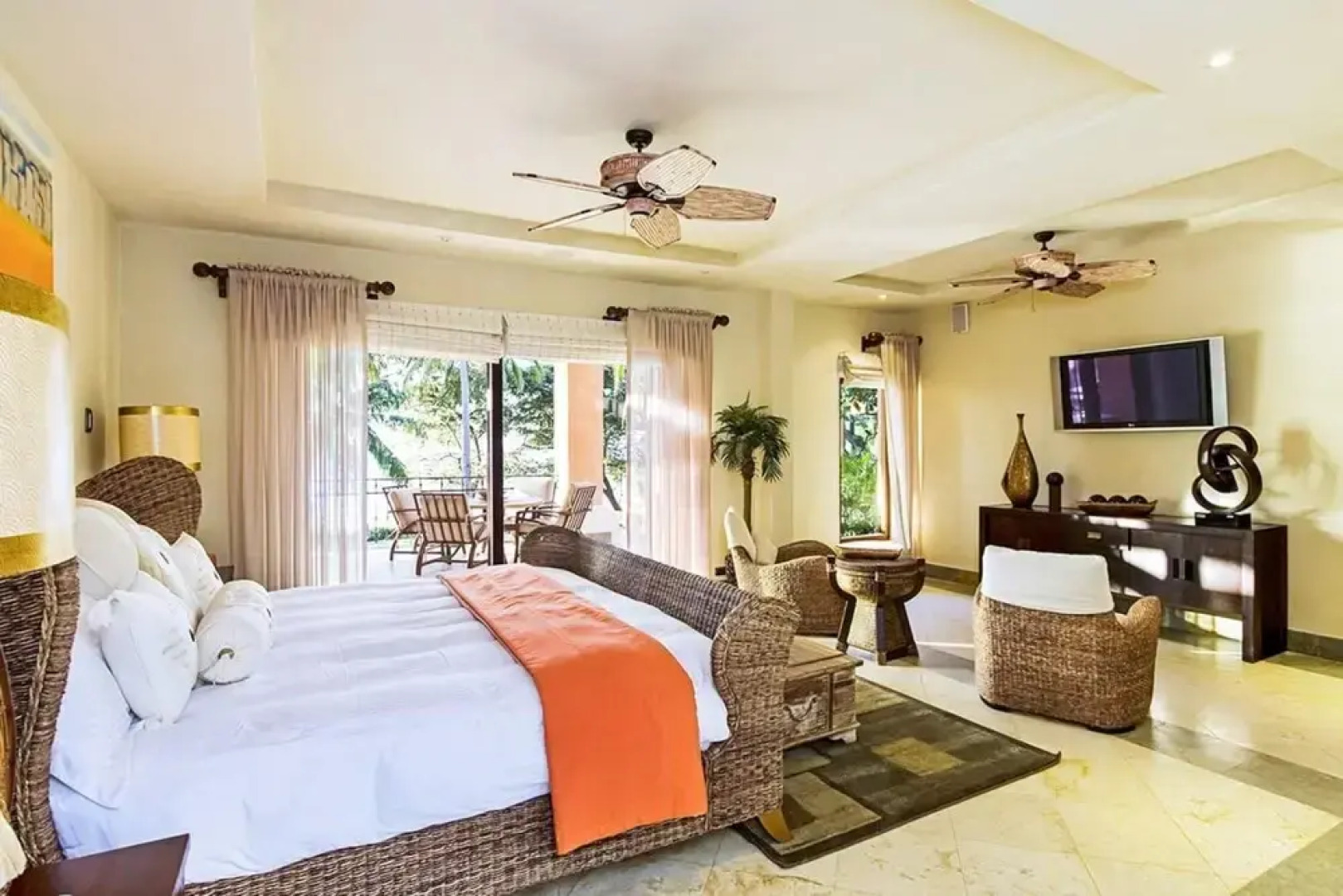 Luxurious Beachfront Mansion with a Stunning Infinity Pool in Playa Flamingo