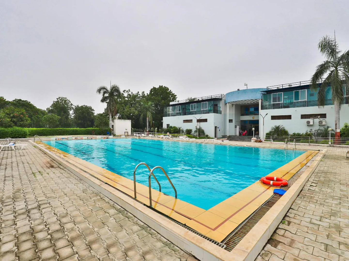 Capital O 16350 Infocity Club And Resort