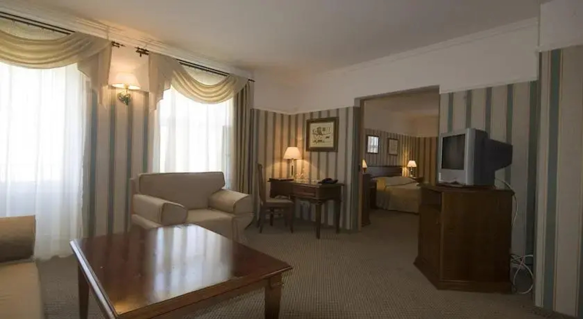 Отель Дафна