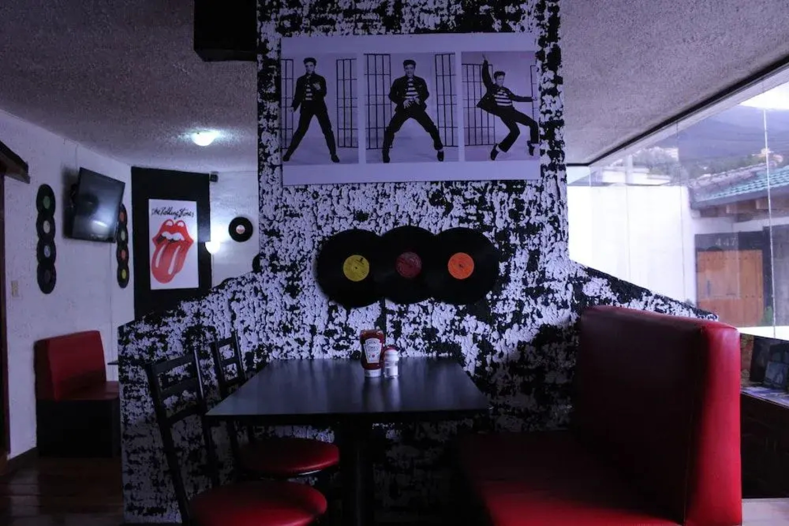 Vinilo House  Grill