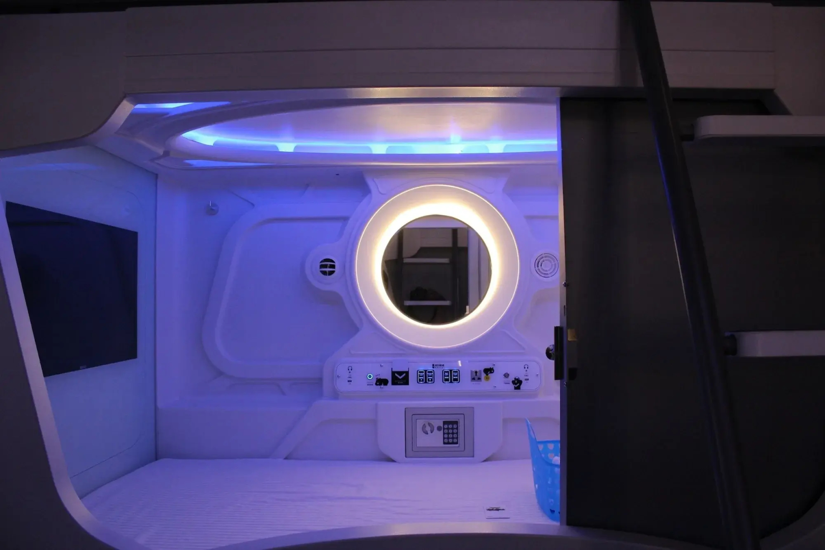 Heybear Capsule Hotel