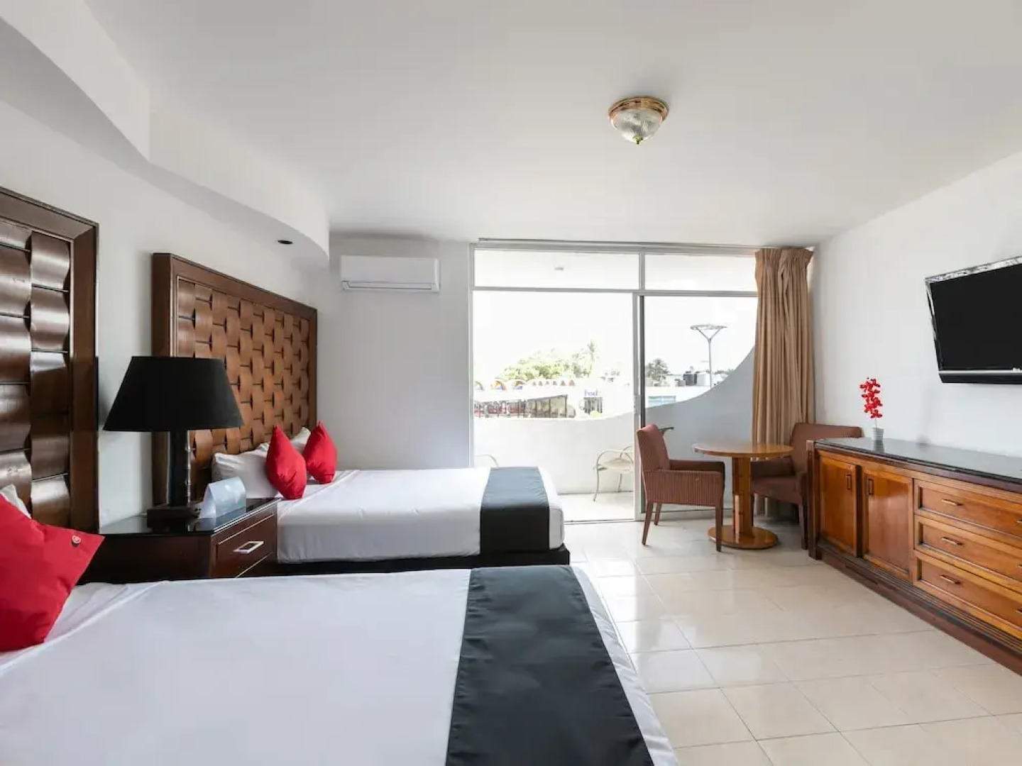 Capital O Zona Dorada Inn