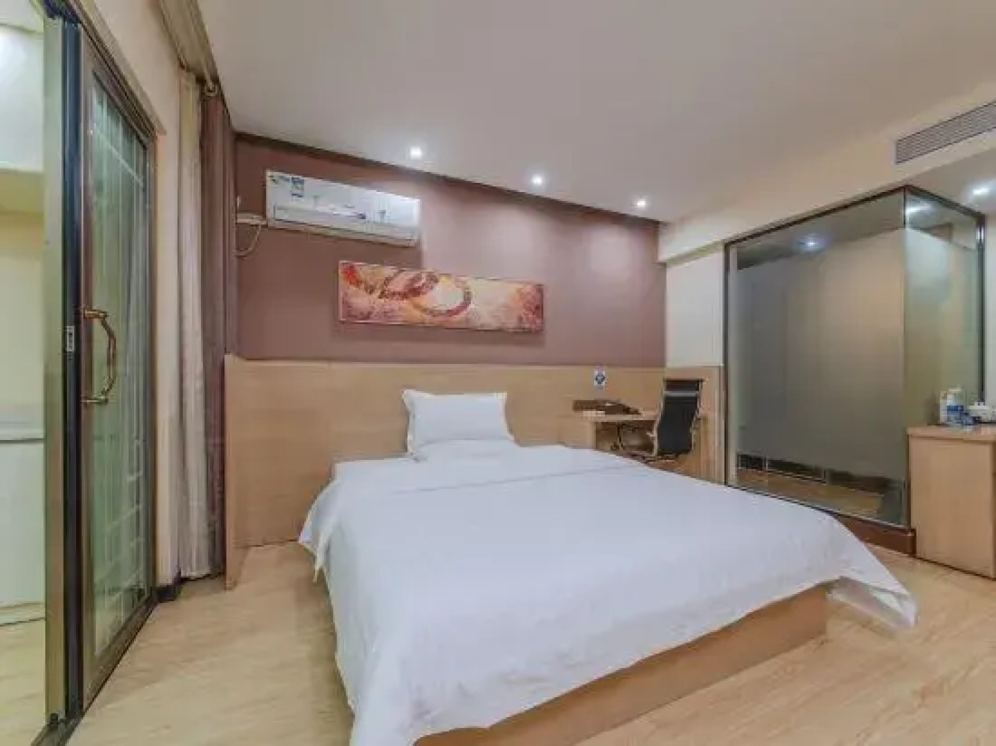 Pin Hotel (Yongzhou Lengshuitan Lingling Middle Road Jinshuiwan Square)