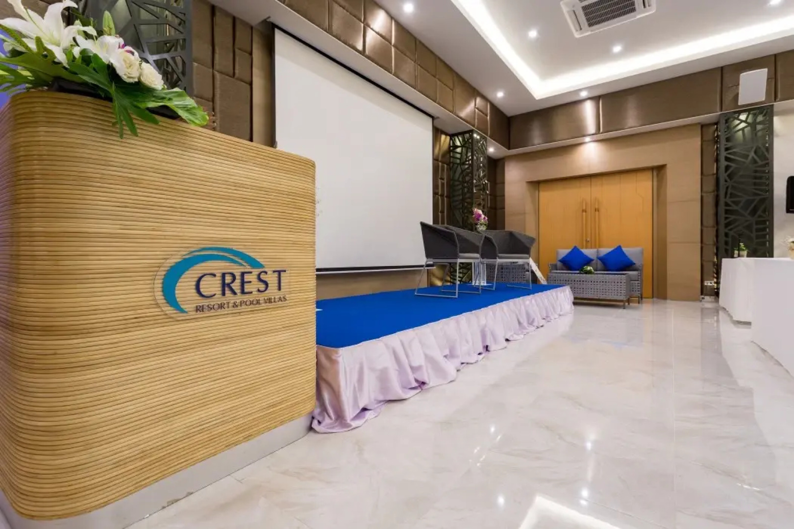 Crest Resort & Pool Villas