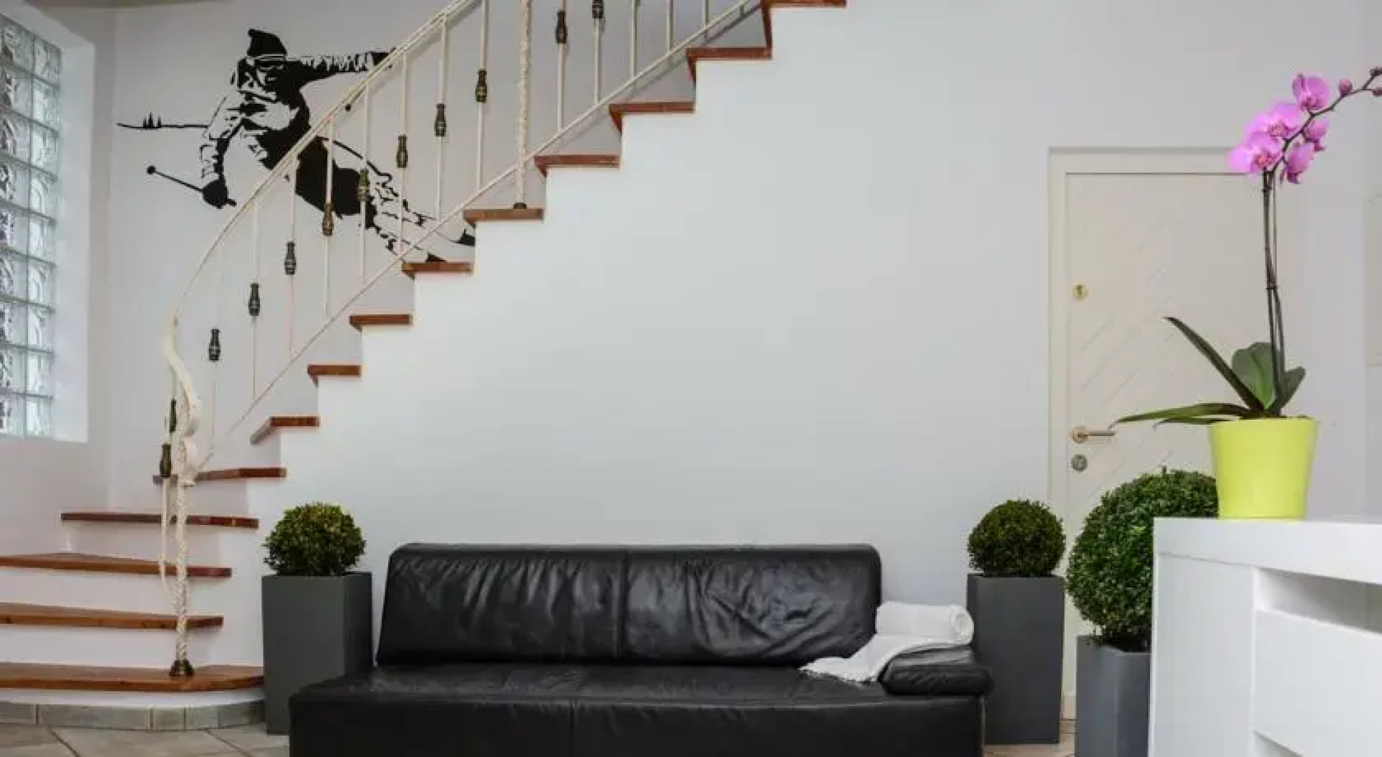 Jacks Lake & Mountain (JLM) Hostel