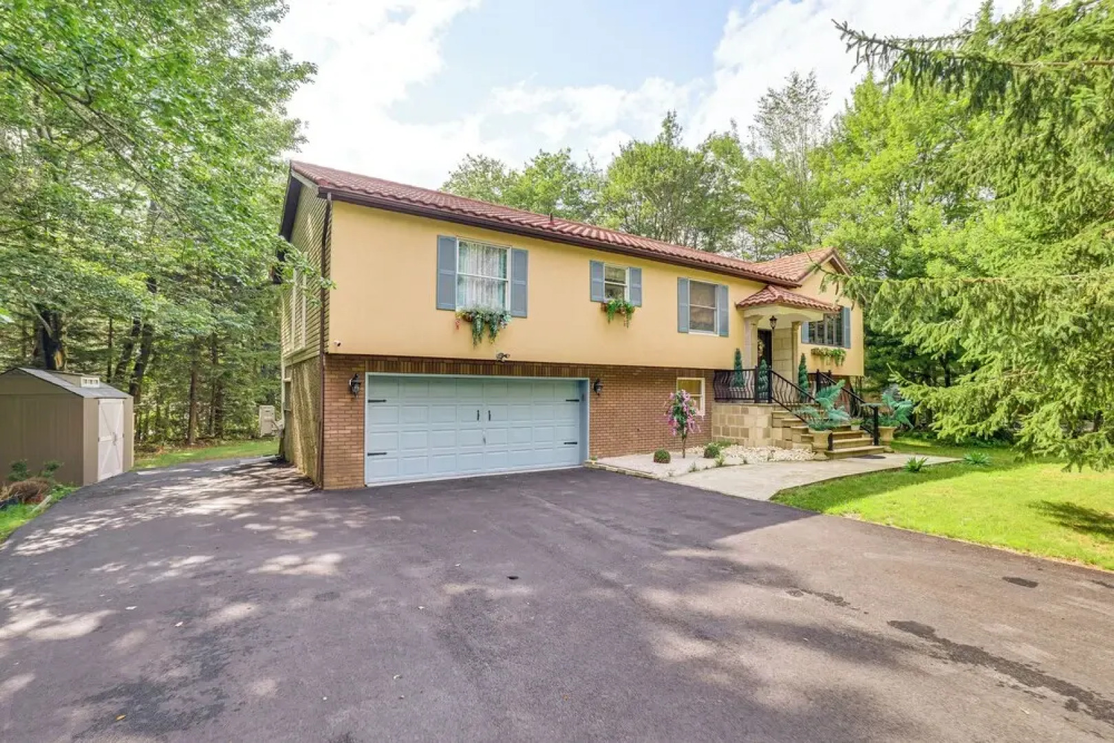 Luxe Lake House w/ Private Beach in Pocono Summit