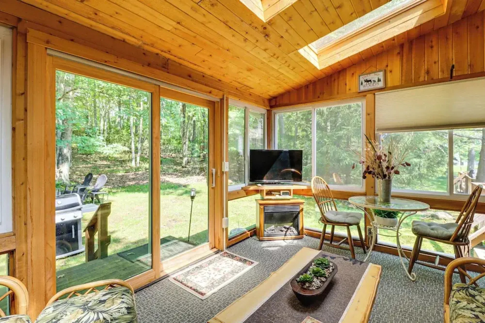 Walk to Restaurants: Lake Harmony Townhome!