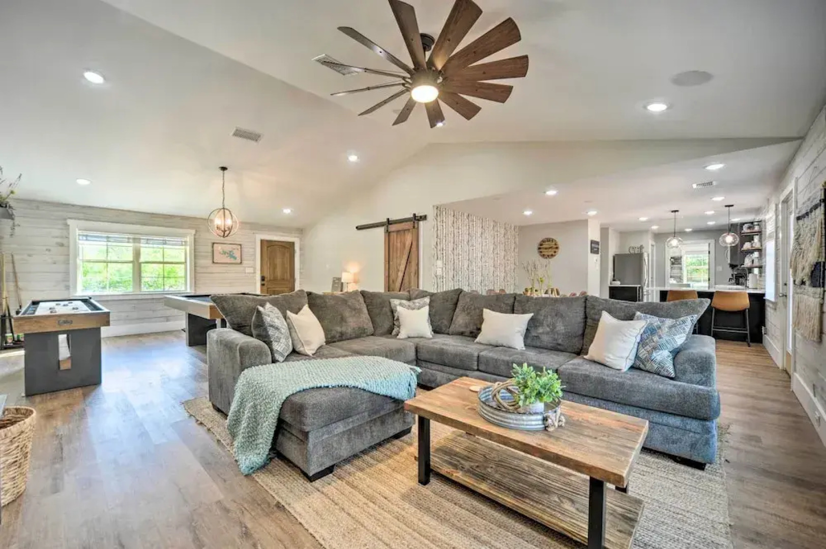 Gorgeous Cabin w/ Pergolas, Walk to River!