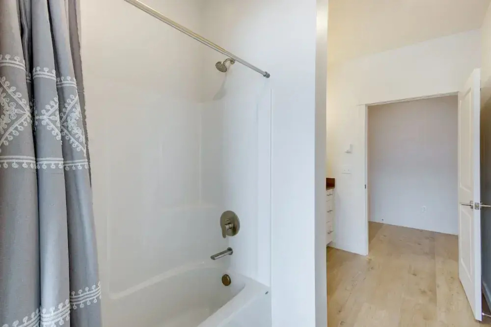 Livingston Condo w/ Balcony - 2 Mi to Downtown!