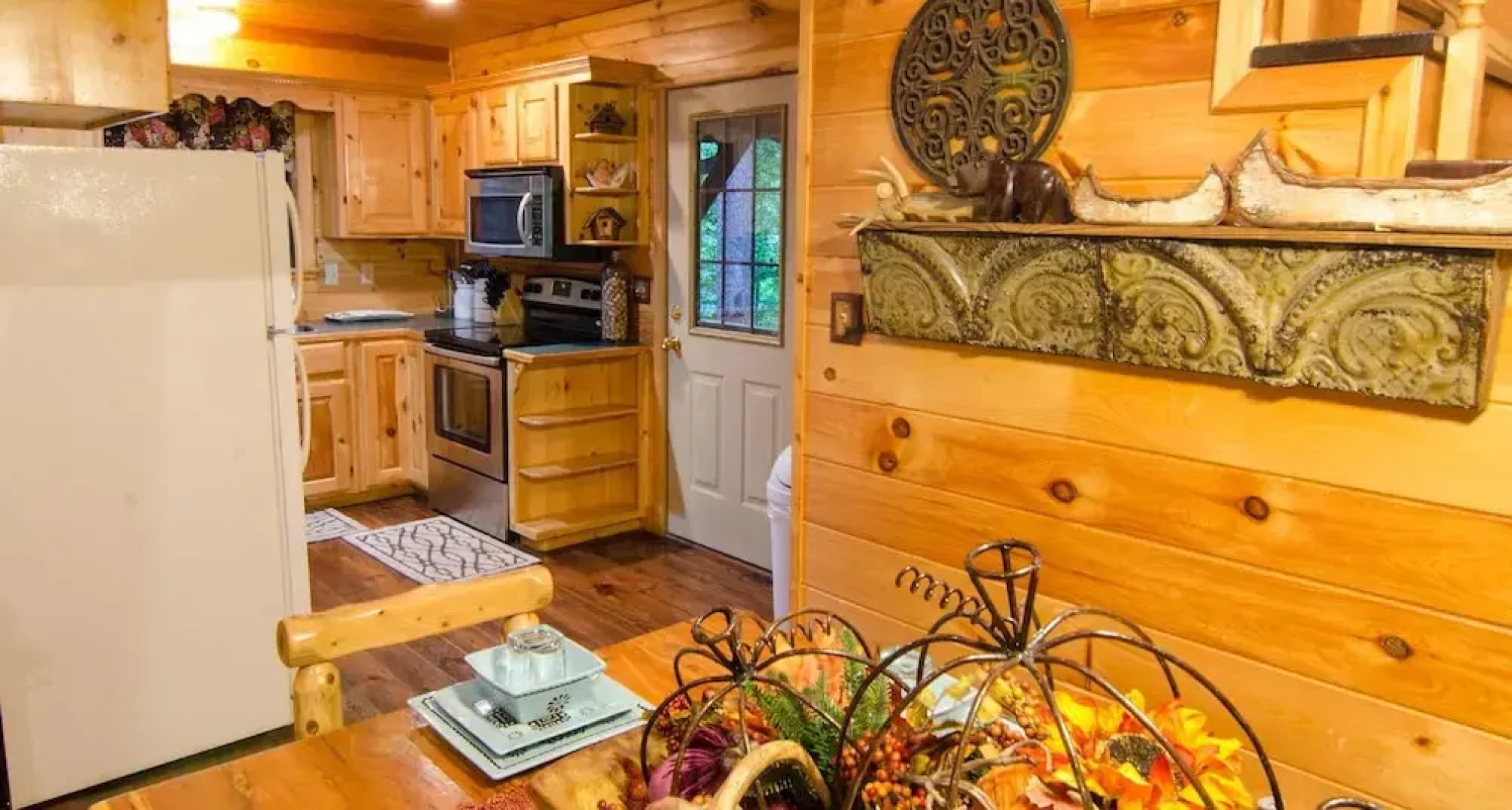 Breathless Cabin Includes Free Wifi, Parking Onsite, Private Hot Tub, and BBQ by Redawning