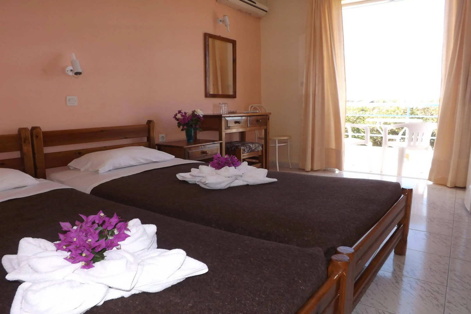 Leonidas Hotel and Studios