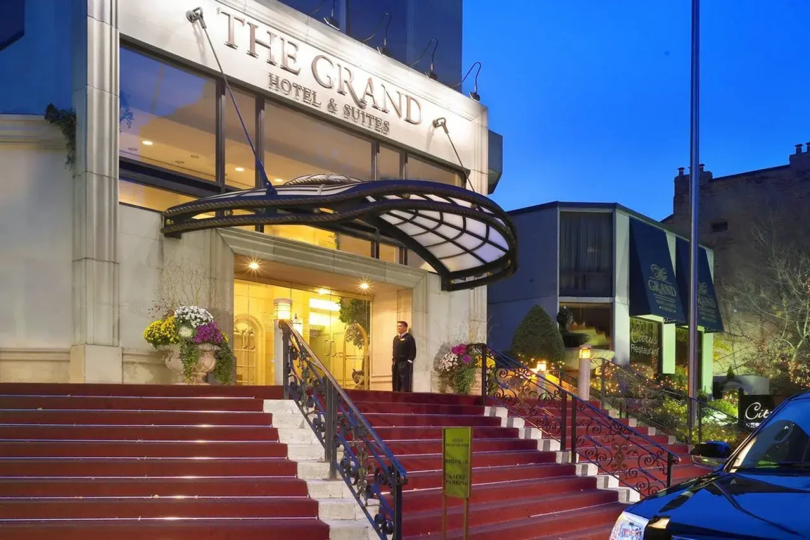 Grand Hotel & Suites