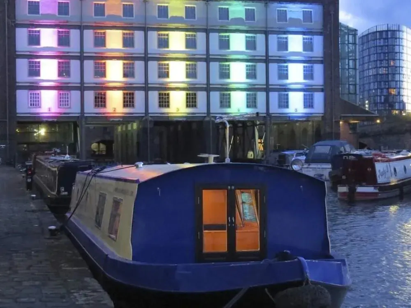 Houseboat Hotels