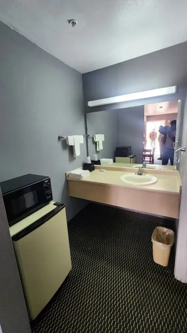 Benbrook Inn & Suites