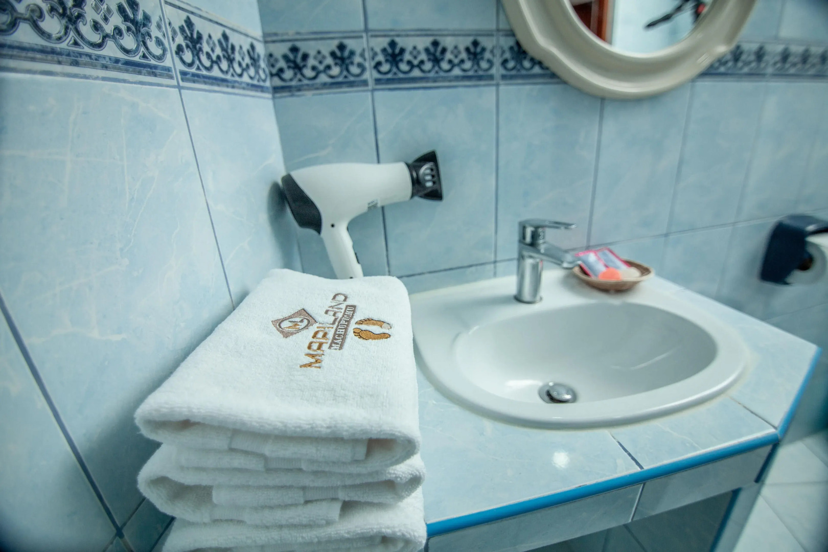 MAPILAND-Hotel Boutique. a unos pasos de la estación de tren y de autobus. Con vista al río y a las montañas