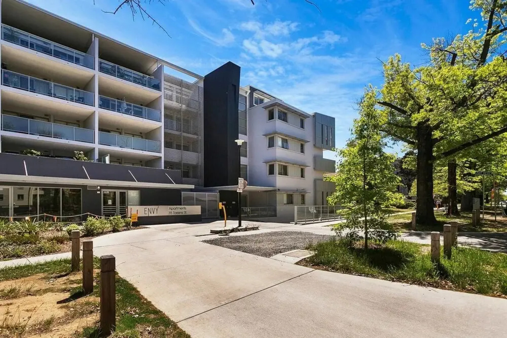 City Central Designer Apartment with Parking