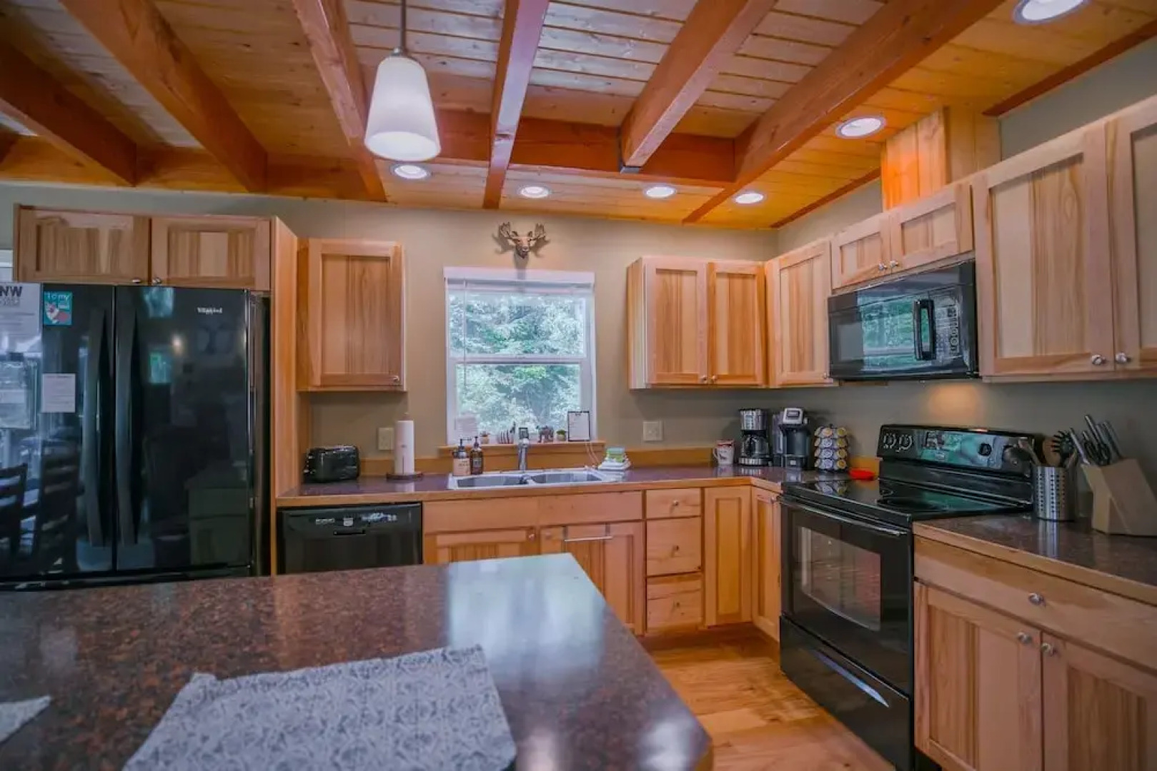 Paws In The Mountains 2 Bedroom Home by NW Comfy Cabins by RedAwning