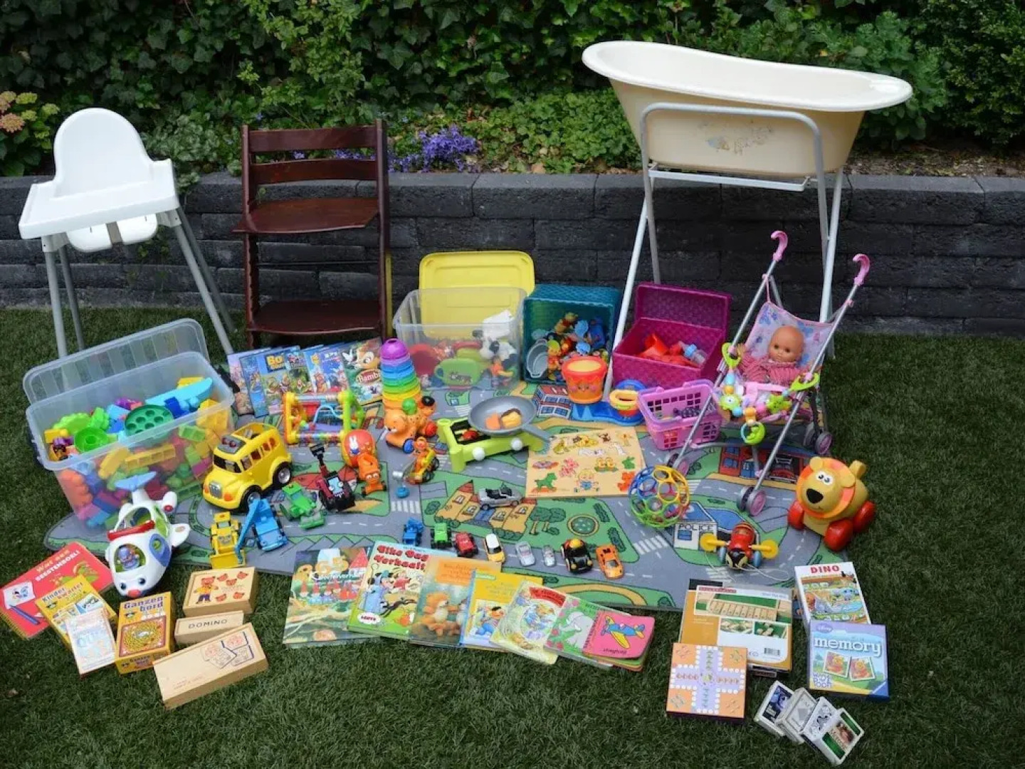 Cosy on ground level home, wifi, central location, many children's equipment