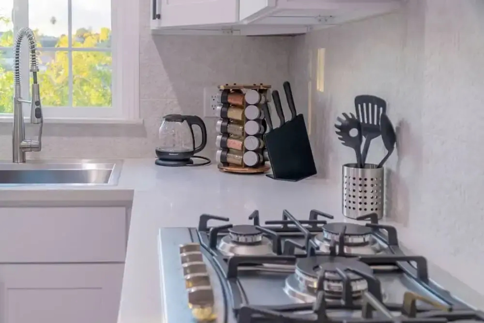 Stunning LA Luxury Retreat Ideal for Work or Play