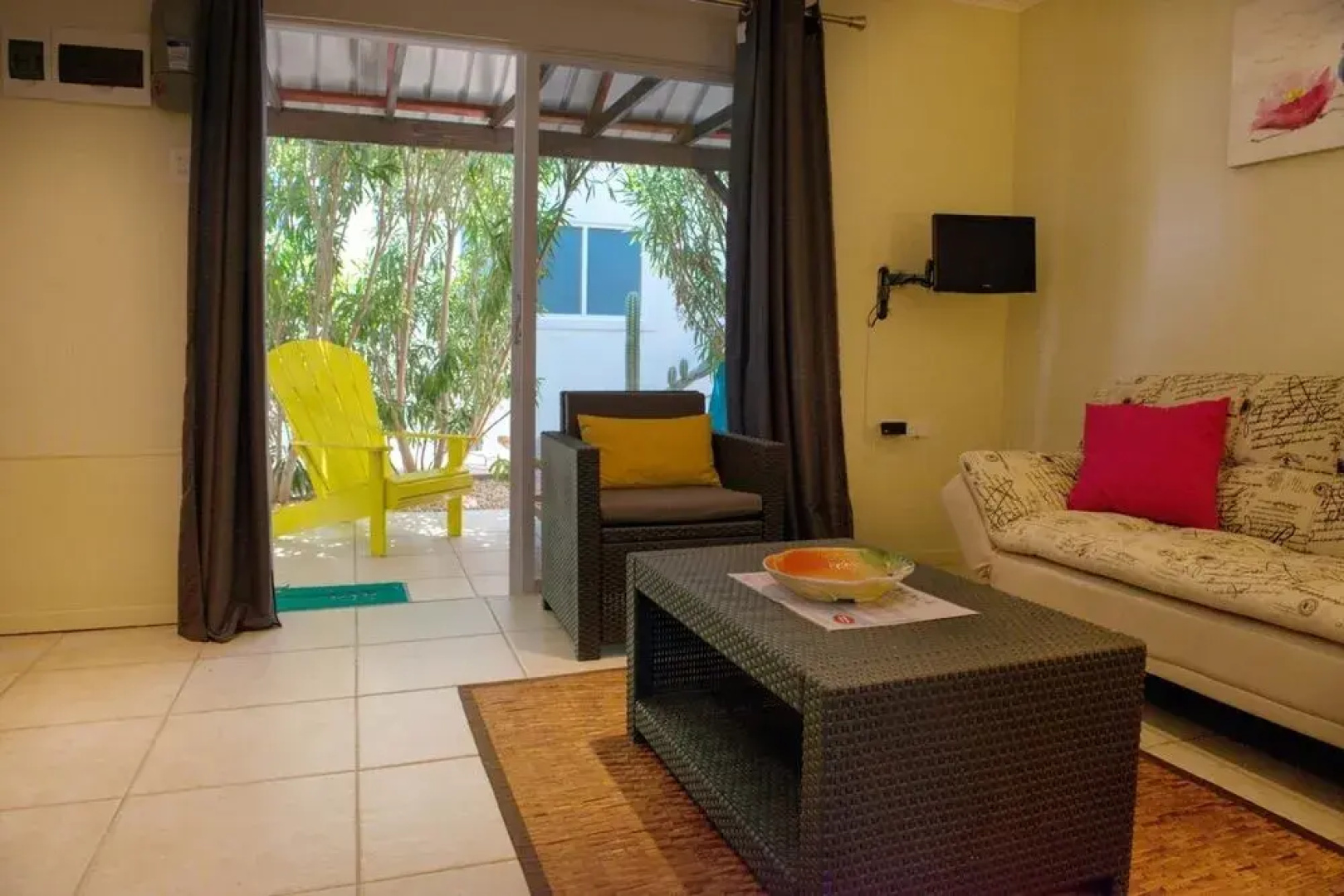 White Beach Apartments Palm Beach