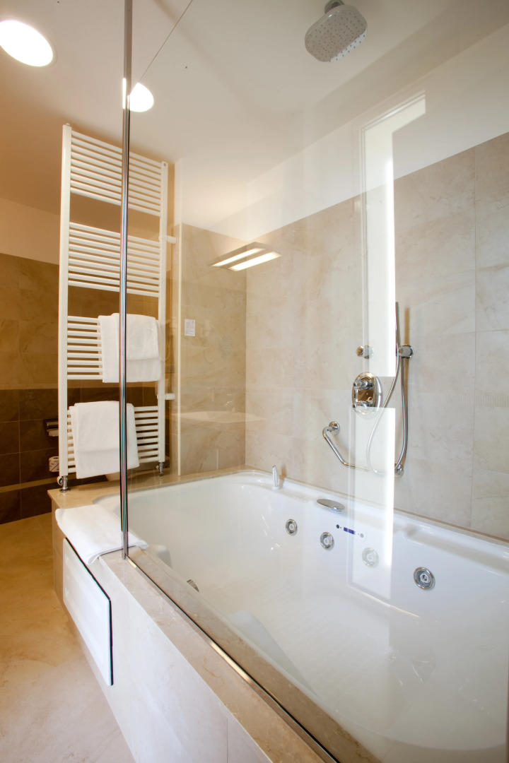 Breaking Business Hotel