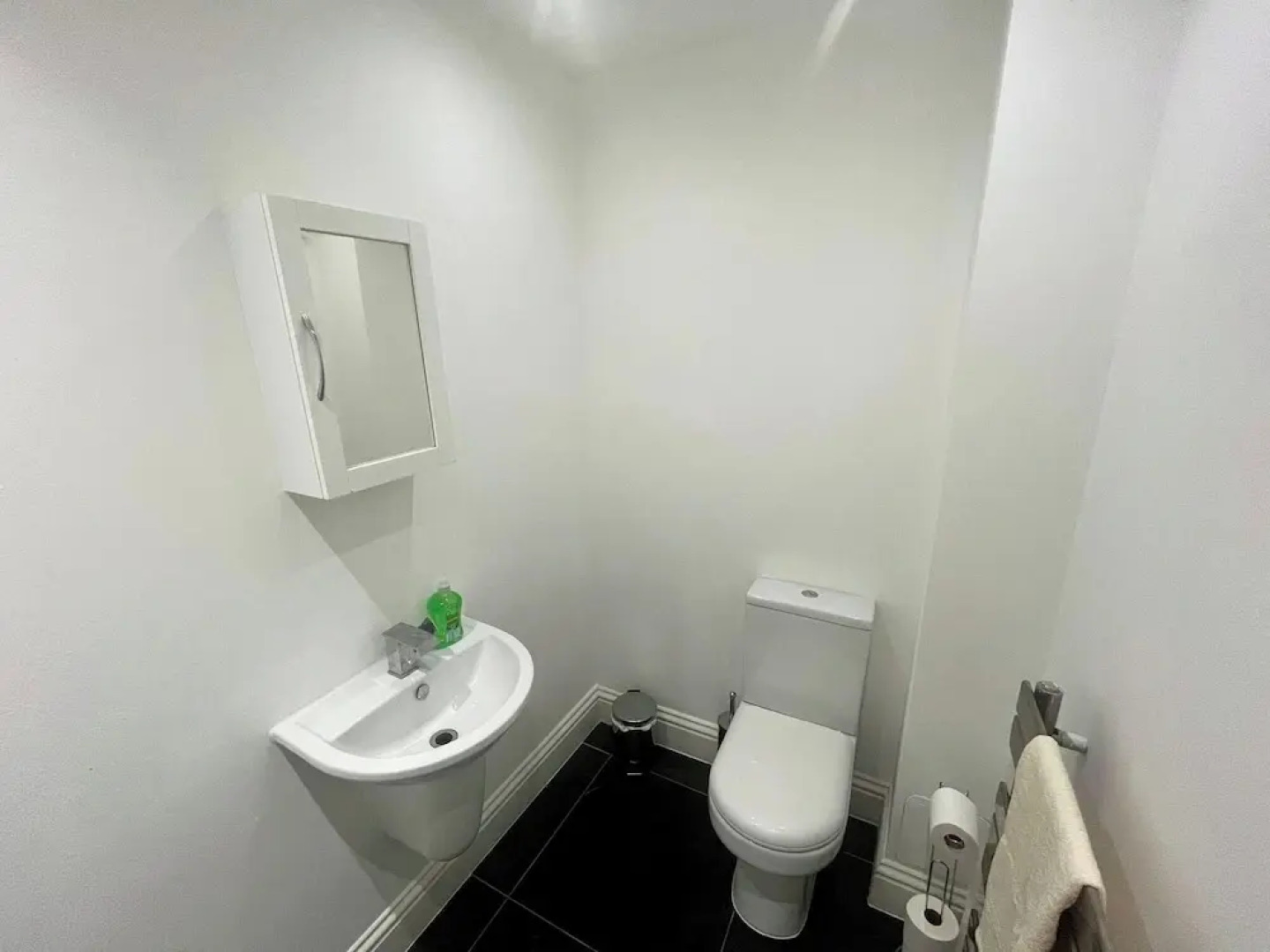 Spacious 4-bed House - Sleeps 11, Garden & Parking