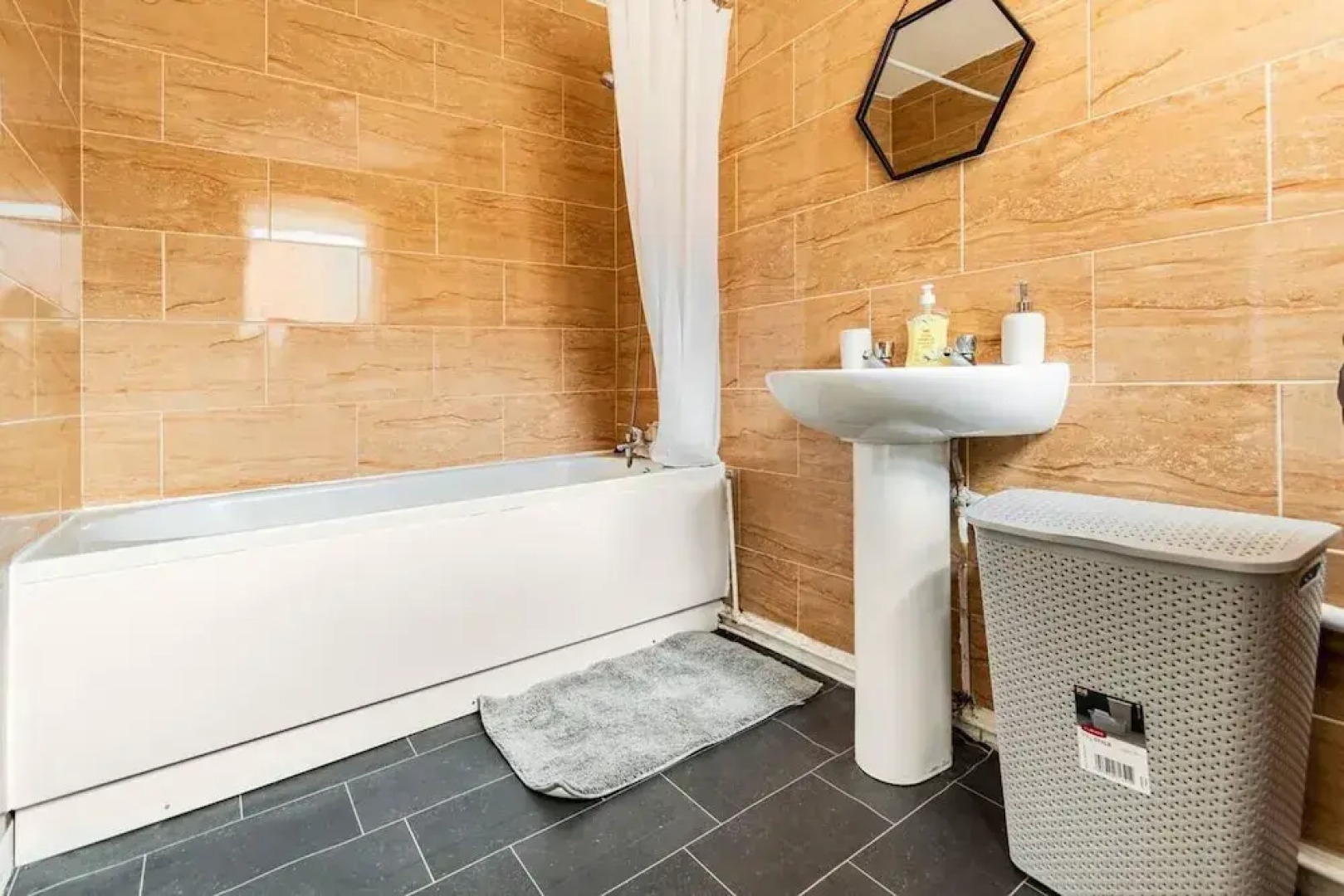 Immaculate 4-bed House Near Anfield and Goodison