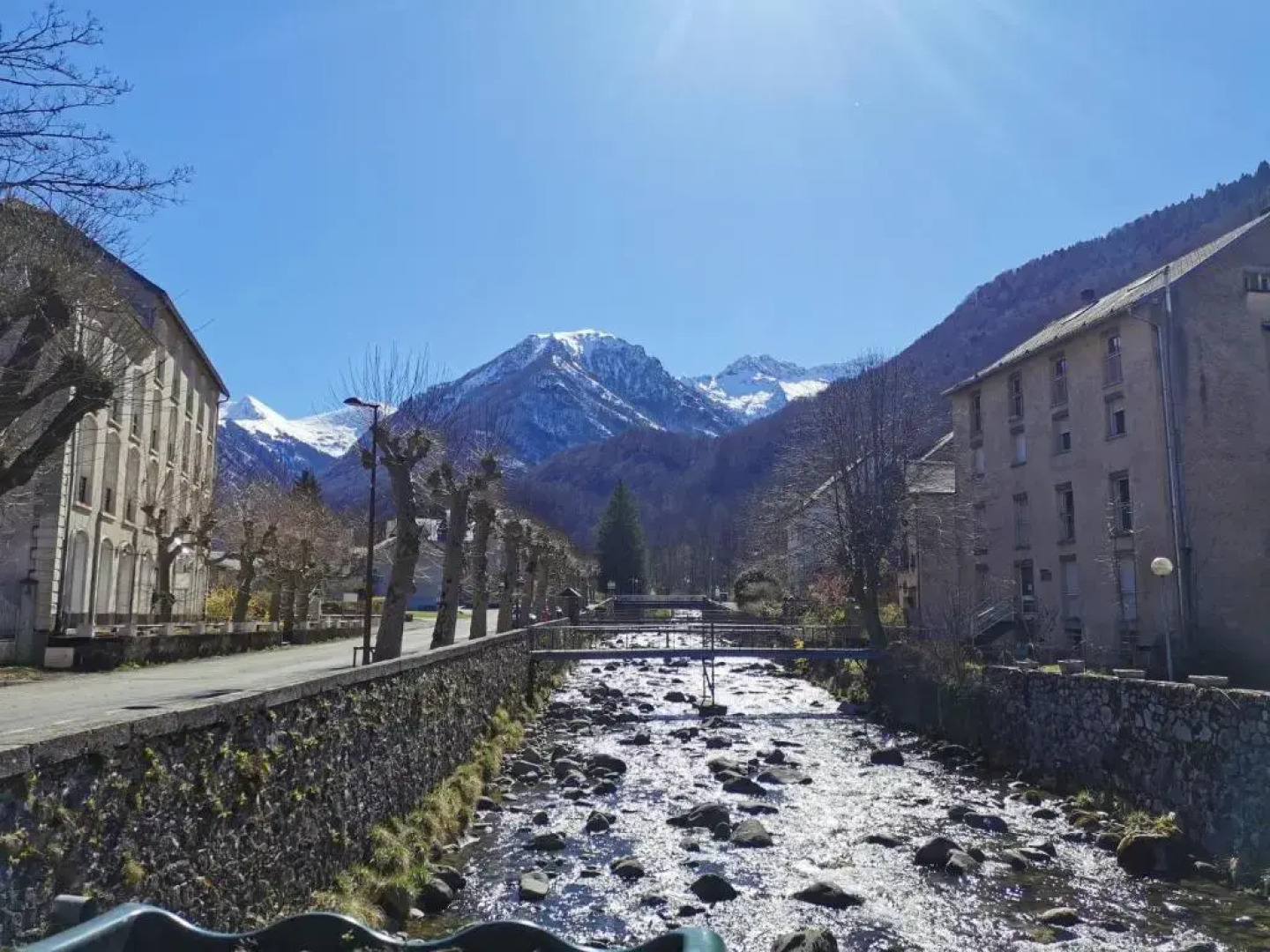 MAGNIFIQUES , T2 ou Studio, dans village de montagne Face aux Thermes