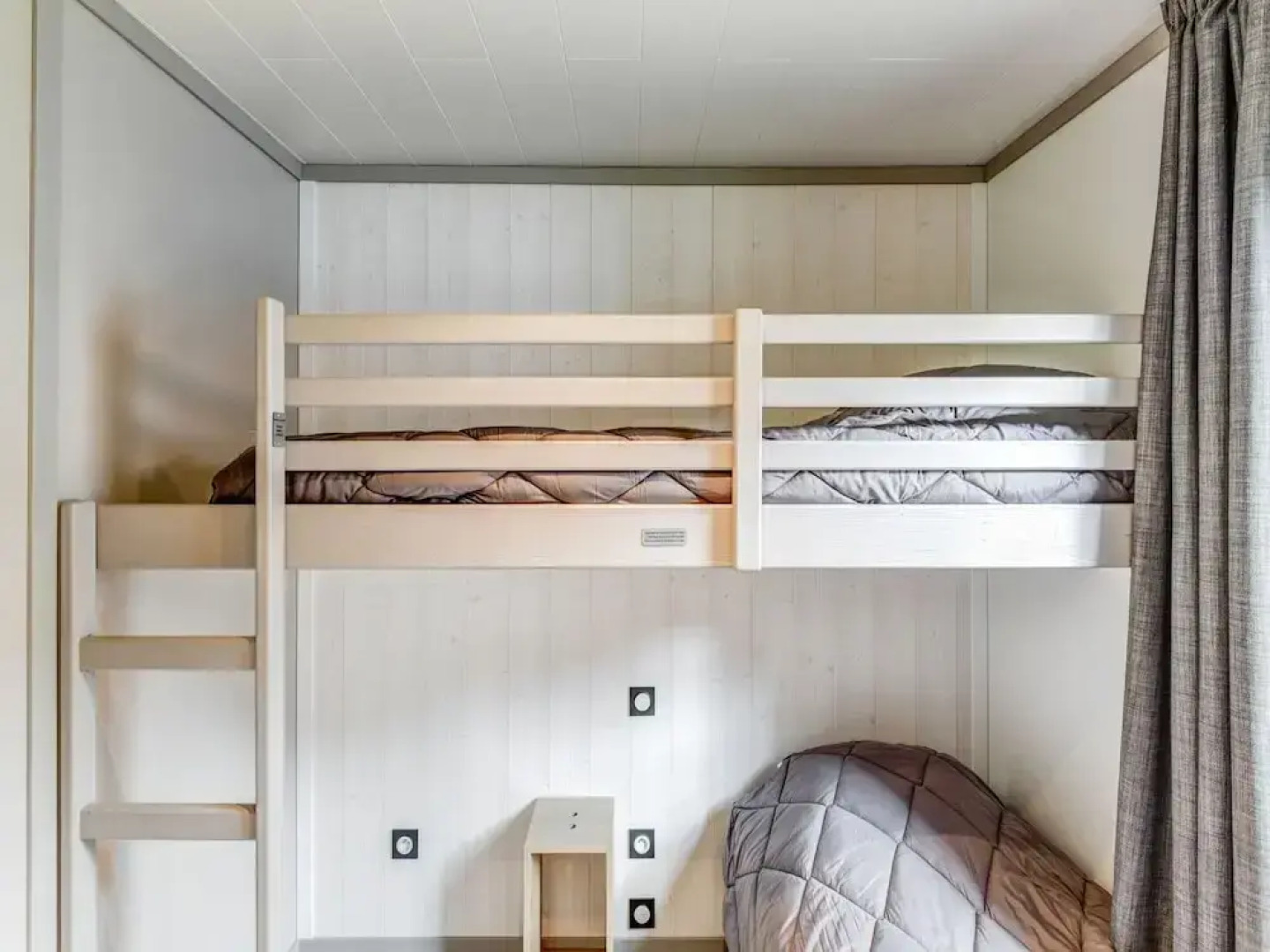 Secluded Chalet in Hourtin With Swimming Pool