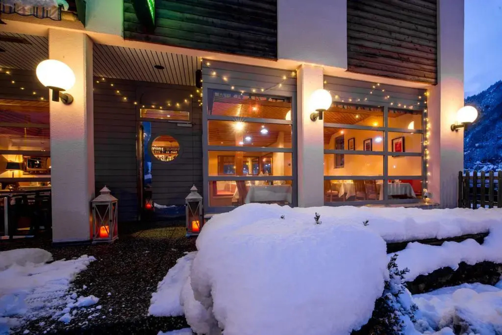 Hotel Sherlock Holmes & Khana Restaurant 200 m Gondola to Hasliberg Ski