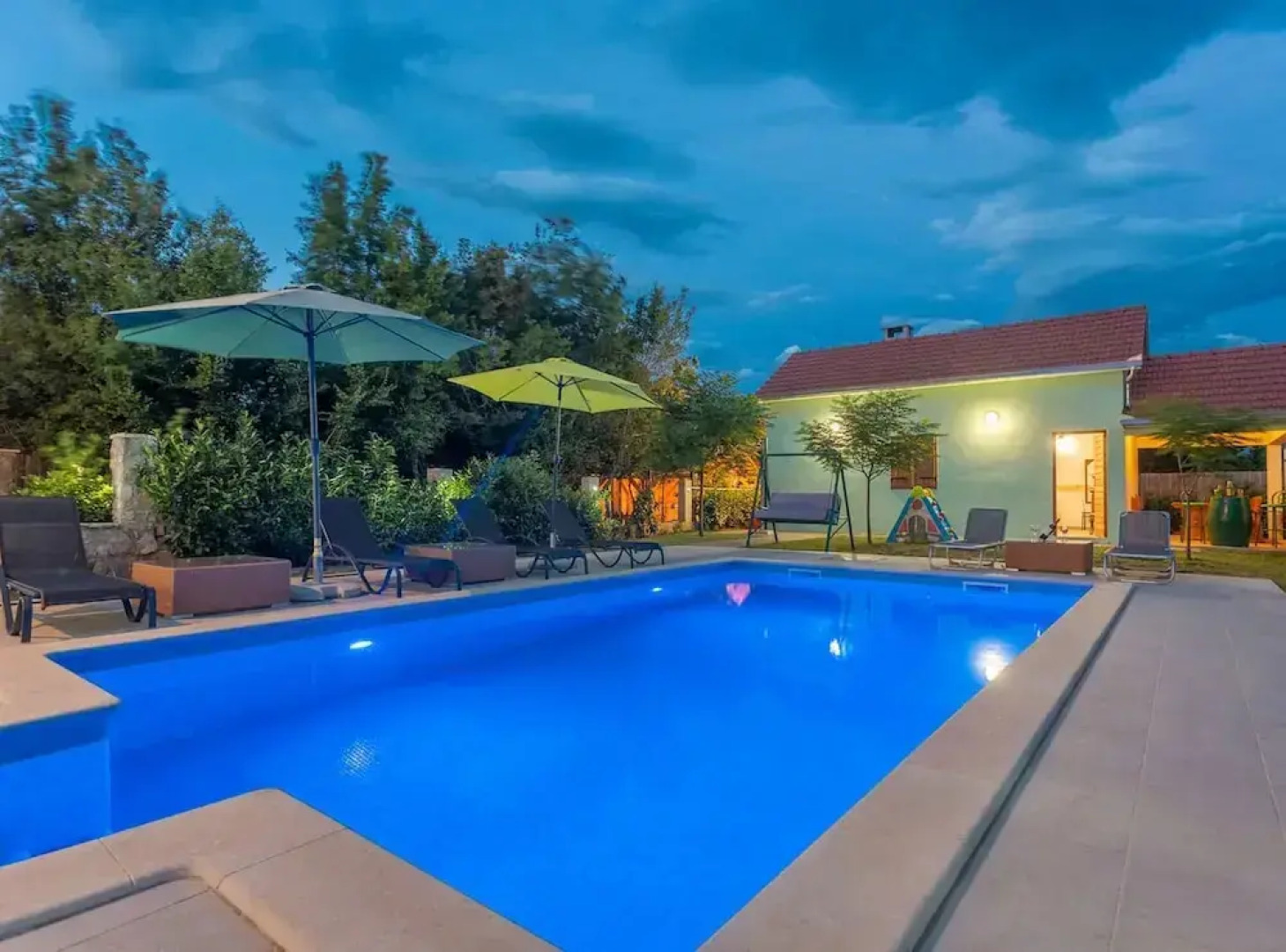 Sunny Escape Holiday Home Dicmo With Pool and Gym