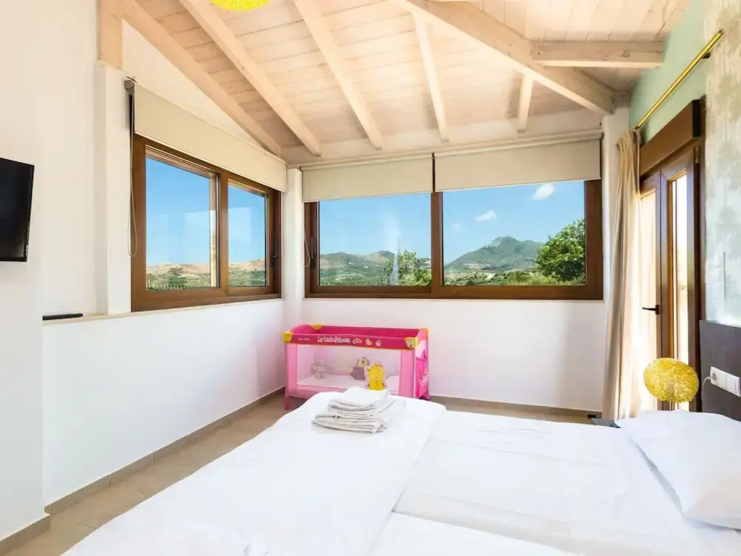 Villa in Crete With Private Pool & Beaches Nearby