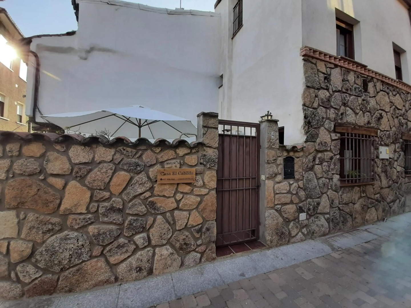 Casa con patio y chimenea en Piedralaves