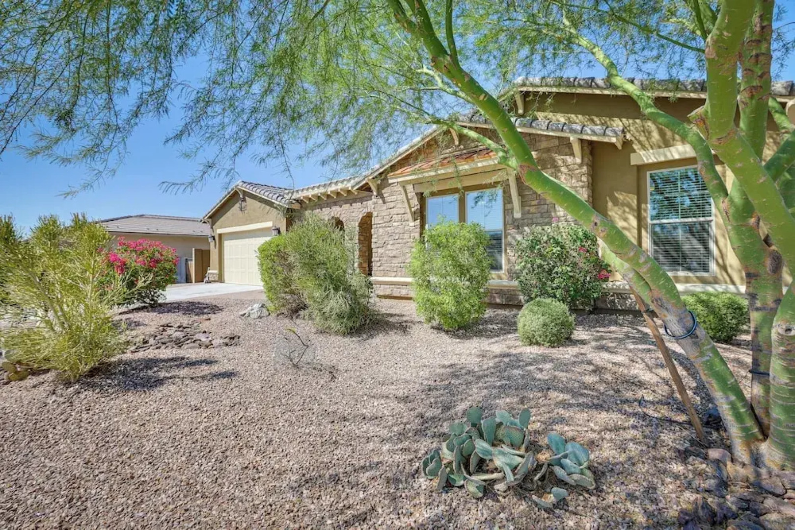 Saltwater Pool & Swim-up Bar: Goodyear Oasis!