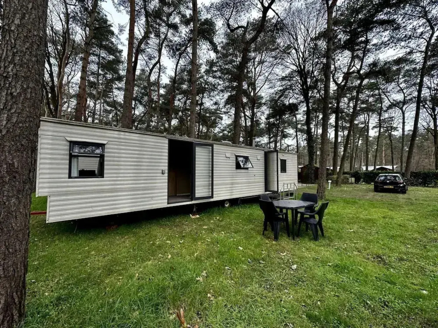 Residence With a Spacious Garden Located in a Child-friendly Park