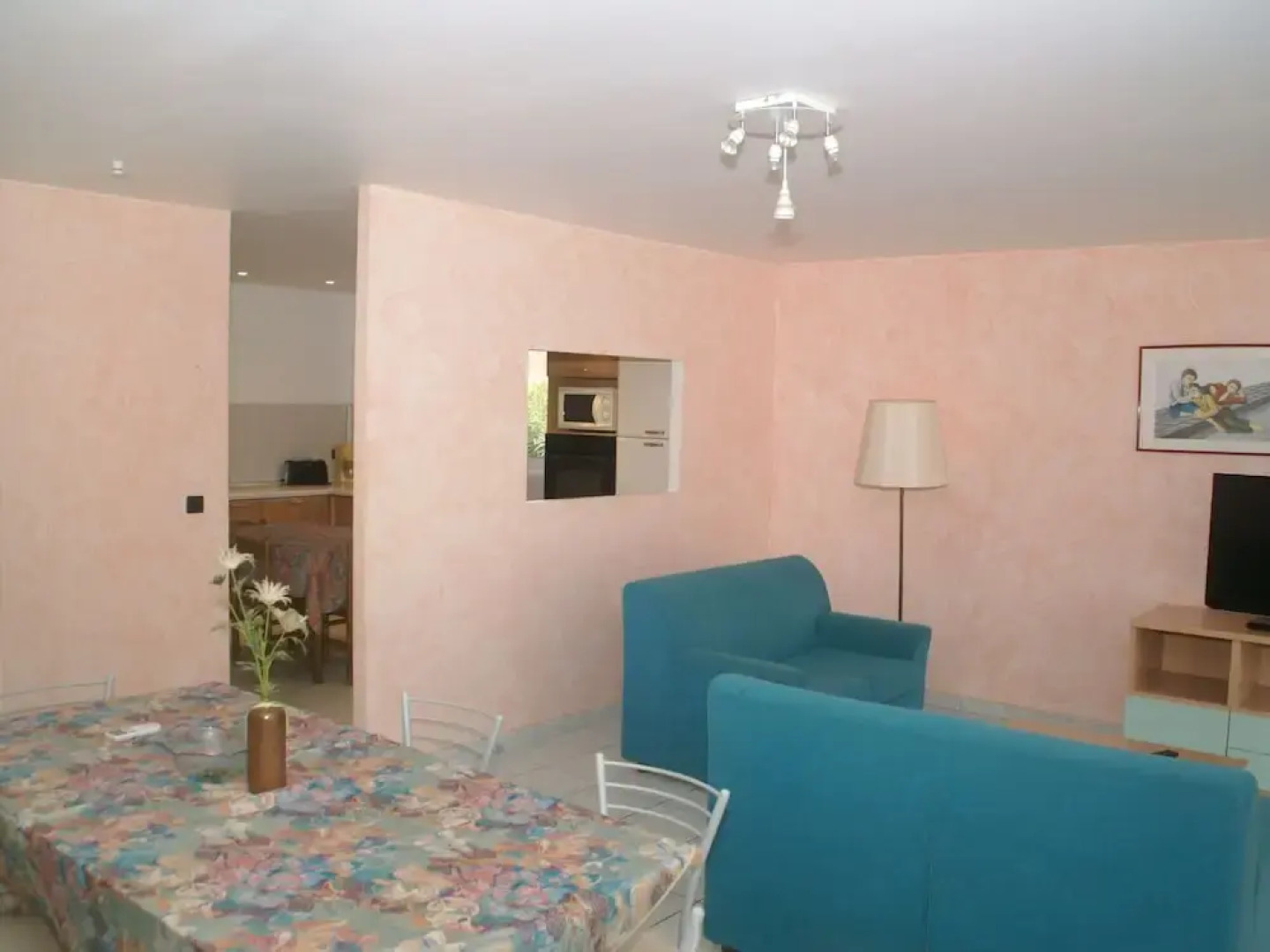 Spacious house, 100m from the beach, swimming pool.