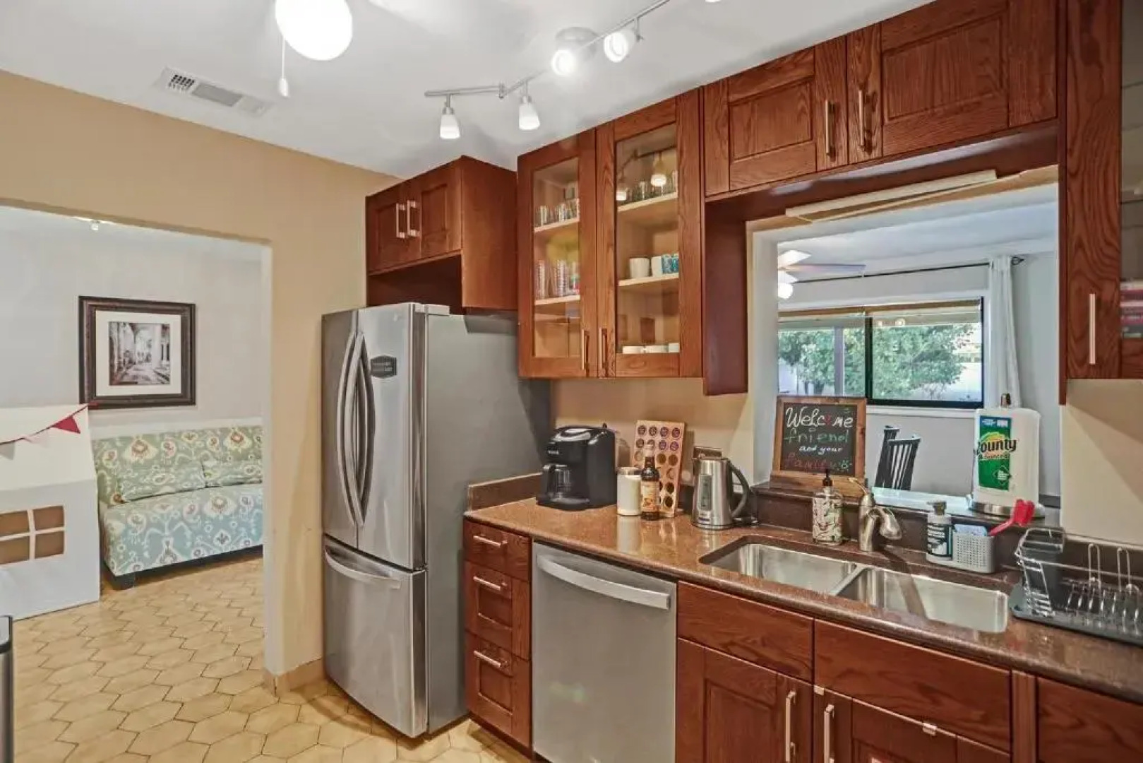 NEW Adorable Villa 7 min to Beach Trampoline