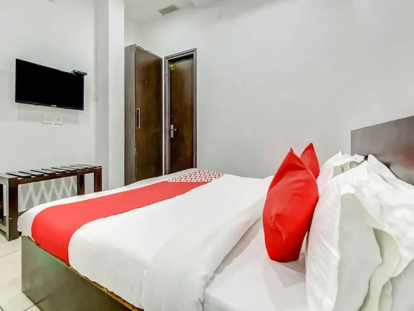 OYO 27999 Hotel Deep