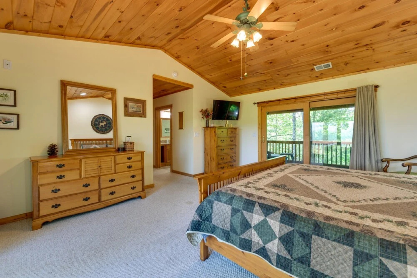 Almond Vacation Rental w/ Mountain Views!