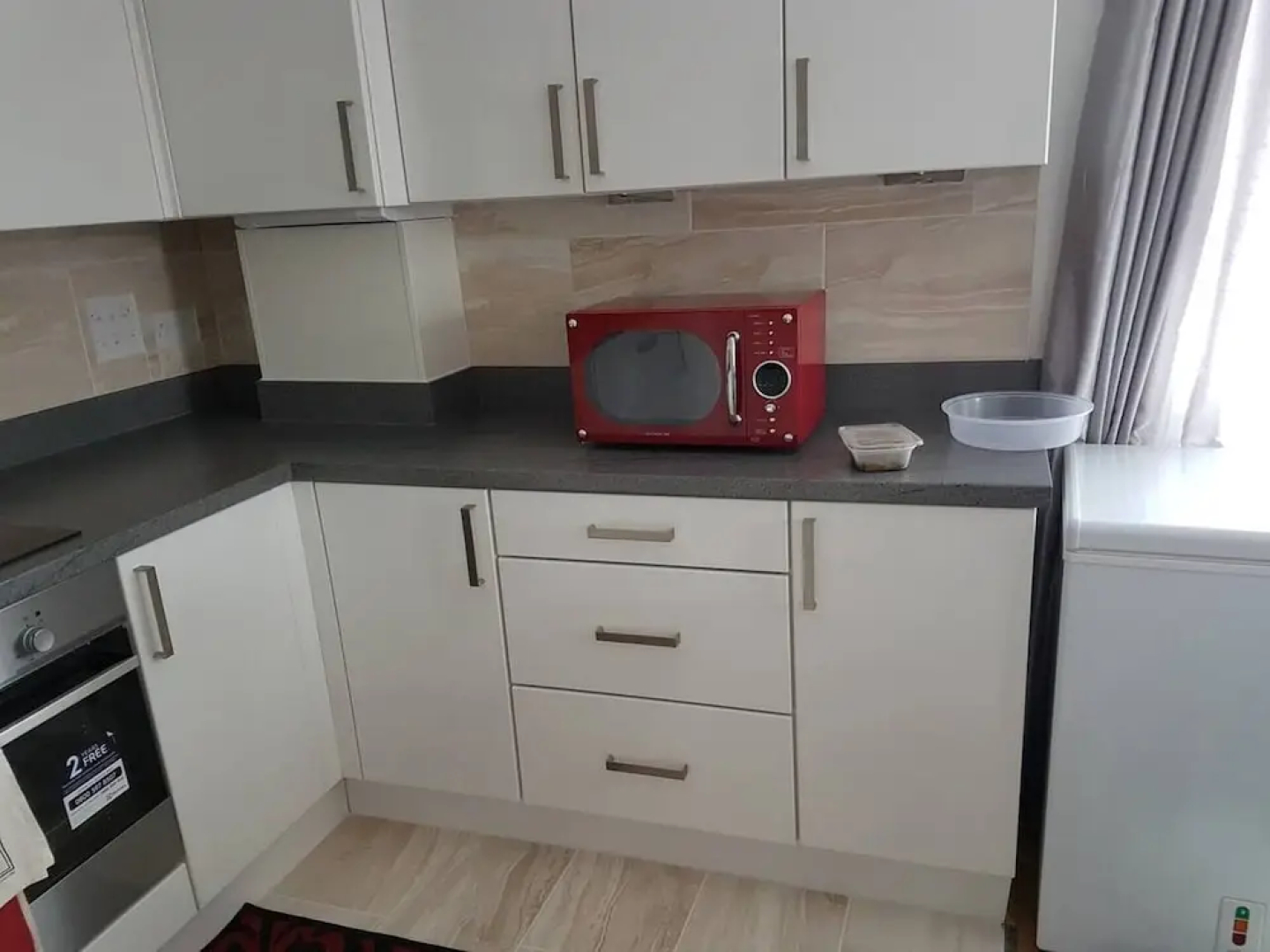 Modern Apartment Minutes From Central London, UK